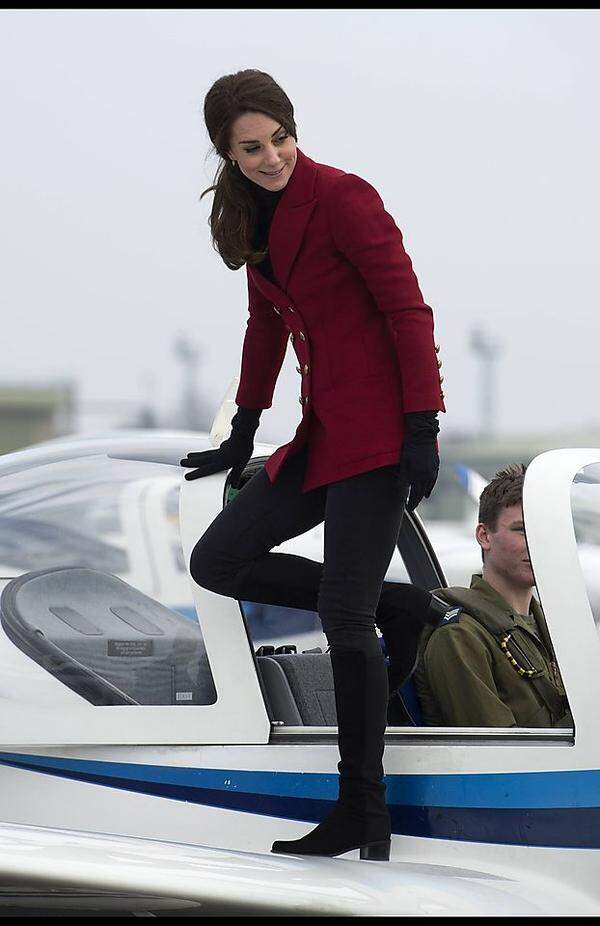 Beim Bekraxeln des Übungsflugzeuges der Air Cadets erwiesen sich die flachen Stiefel dann als guter Griff. (Und die offenen Haare als unpraktisch, weshalb Kate sie einfach zu einem - sehr schönen - Zopf band.)
