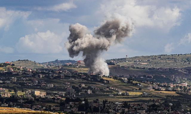 Grenzgefechte zwischen Israel und der Hisbollah. Nach einem israelischen Luftangriff  steigt Rauch auf.