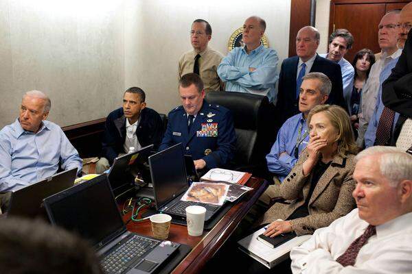 Im abhörsicheren „Situation Room“ im Weißen Haus verfolgt Obama mit Vizepräsident Joe Biden, Außenministerin Hillary Clinton und Sicherheitsexperten den Einsatz live mit. Aus Langley ist CIA-Chef Leon Panetta zugeschaltet. „Geronimo EKIA“ (enemy killed in action) berichtet er nach den Schüssen auf Bin Laden. „We got him“, antwortet Obama.("Geronimo" wurde zunächst als Bin Ladens Codename bzw. als Name der Operation berichtet, es soll sich aber um den Code für die Ergreifung oder Tötung gehandelt haben) 