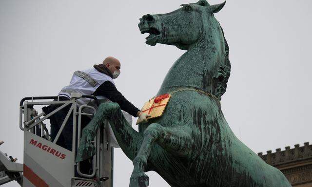 Das Keks wird untersucht. Ist es das Wahrzeichen der Firma Bahlsen?