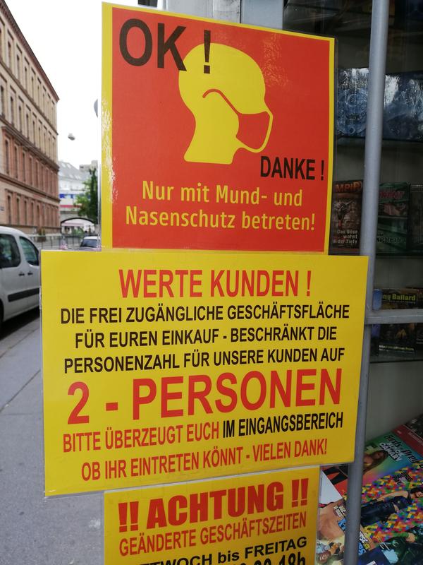 Schriftdokumente einer speziellen Zeit vor einem Geschäft in der Innenstadt.
