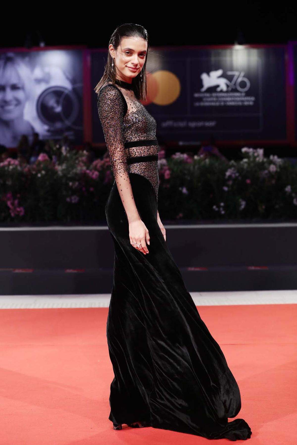 Laysla De Oliveira trug ein schwarzes Samtkleid von Reem Acra.