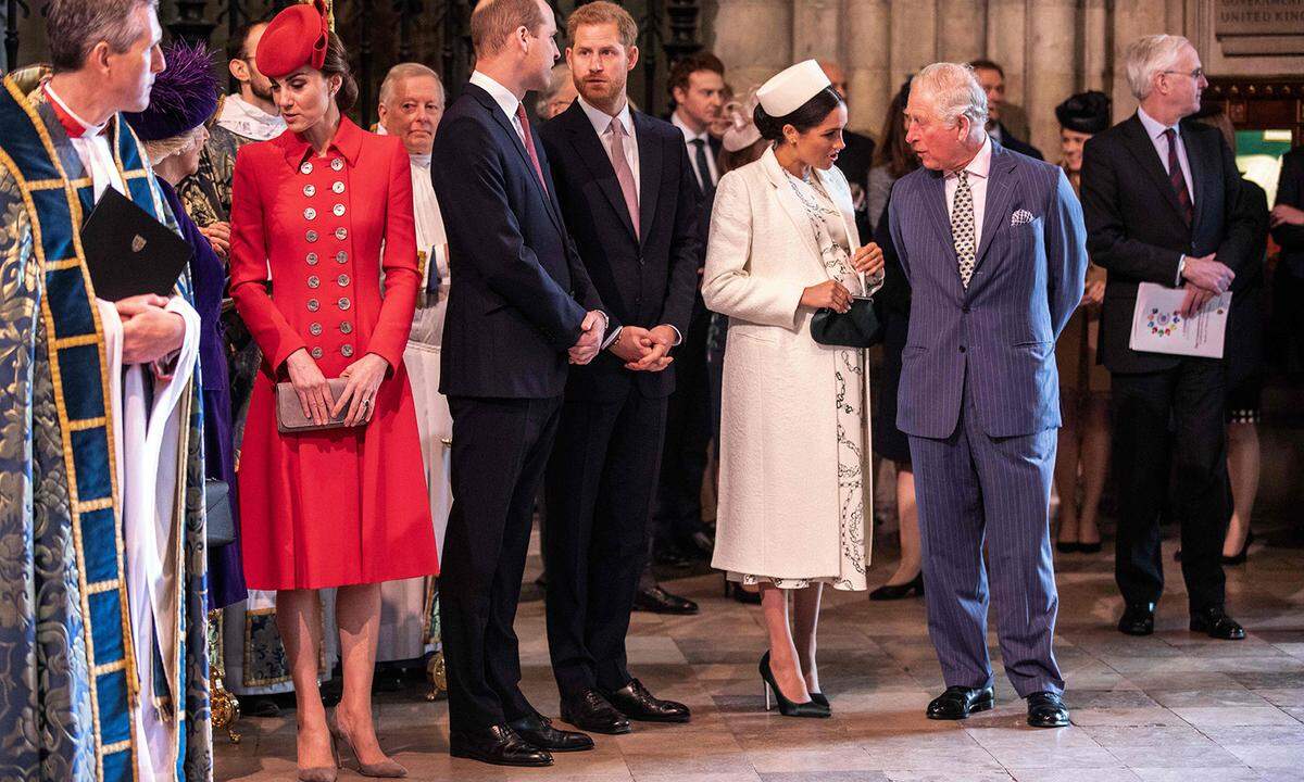 Wenn man neben Schwägerin Meghan und ihrem wachsendem Babybauch auffallen will, dann muss man sich ins Zeug - oder im Fall von Kate in Rot - legen. Übersehen konnte man die Herzogin in dem Mantelkleid von Catherine Walker in der Westminster Abbey, wo ein Gottesdienst anlässlich des „Commonwealth Day“ gefeiert wurde, nun wirklich nicht. Eine große Schleife zauberte ihr der Hut in das hochgesteckte Haar. Zurückhaltender präsentierten sich nur die Accessoires („Rebecca“-Schuhe und „Natasha“-Tasche, beides von Emmy London).