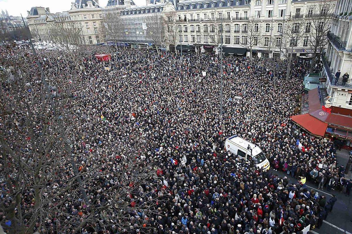 Viele Menschen in der Menge hielten Schilder mit der Aufschrift "Je suis Charlie" (Ich bin Charlie) hoch. Mit diesem Bekenntnis demonstrierten zahllose Menschen in ganz Frankreich und weltweit seit Mittwoch für Toleranz, Demokratie und Meinungsfreiheit.