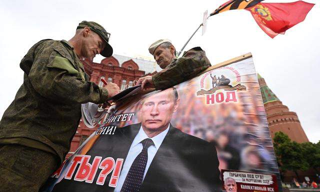Packen die Anhänger Wladimir Putins schon zusammen? Eine Solidaritätsaktion russischer Veteranen am Roten Platz in Moskau.
