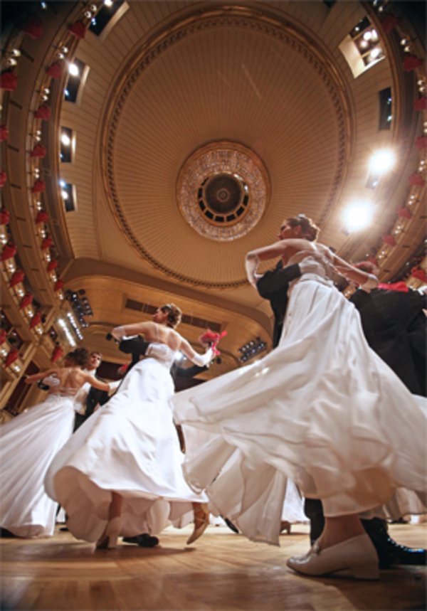 144 Debütantenpaareschwebten über das Tanzparkett und zeigten eine Choreographie der oberösterreichischen Tanzschulen Michael Horn und Werner Dietrich.
