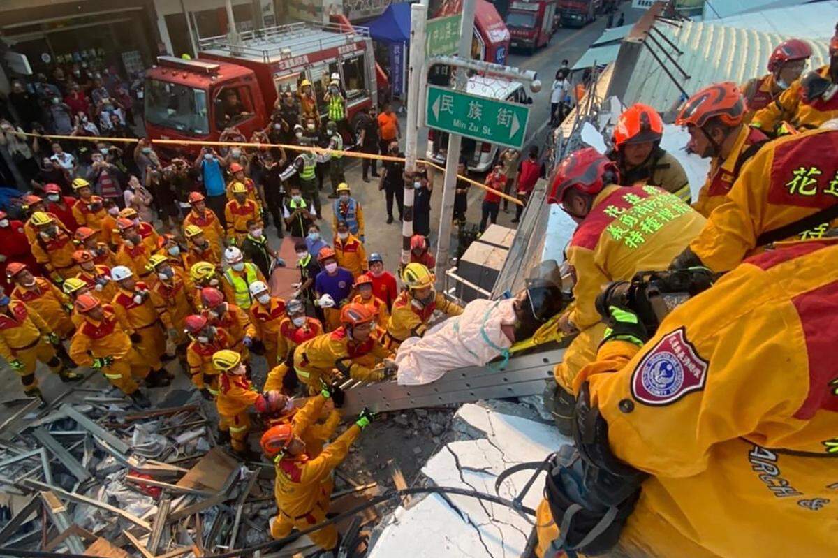 Erdbeben lässt Häuser in Taiwan einstürzen