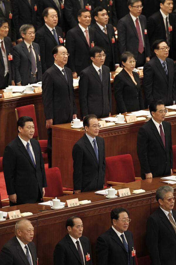Im Herbst soll Vizepräsident Xi Jinping (59, ganz links in der zweiten Reihe von unten) das Ruder von Staats- und Parteichef Hu Jintao (69) übernehmen. Die Volkskongress-Tagung ist die letzte vor dem Generationswechsel.