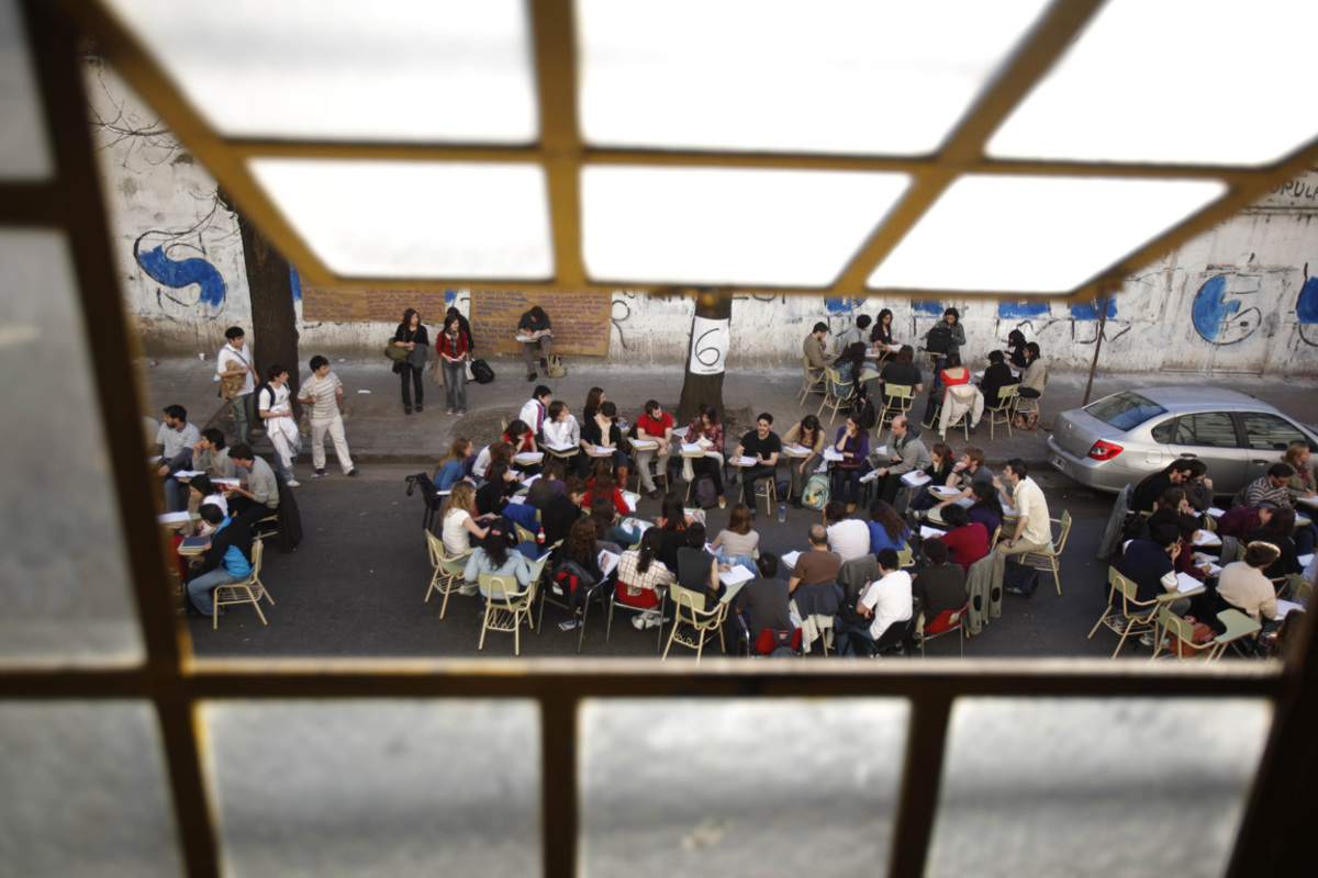 Die Unis sind staatlich finanziert – aber mehr schlecht als recht: In den Gebäuden bröckelt der Putz, oft fehlt das Geld für Heizung, Glühbirnen oder Mikrofone. Das Studium ist gratis, bis zum Abschluss kann es aber lang dauern. Wer schneller und bequemer studieren will, schreibt sich an einer der etlichen Privatunis ein. Diese müssen sich dafür mangelnde wissenschaftliche Qualität vorwerfen lassen.