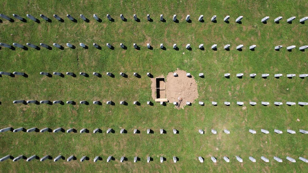 11. Juli. Die Srebrenica Genozid Gedenkstätte in Potocari in Bosnien erinnert an den Völkermord an über 8000 Muslimen im Juli 1995.