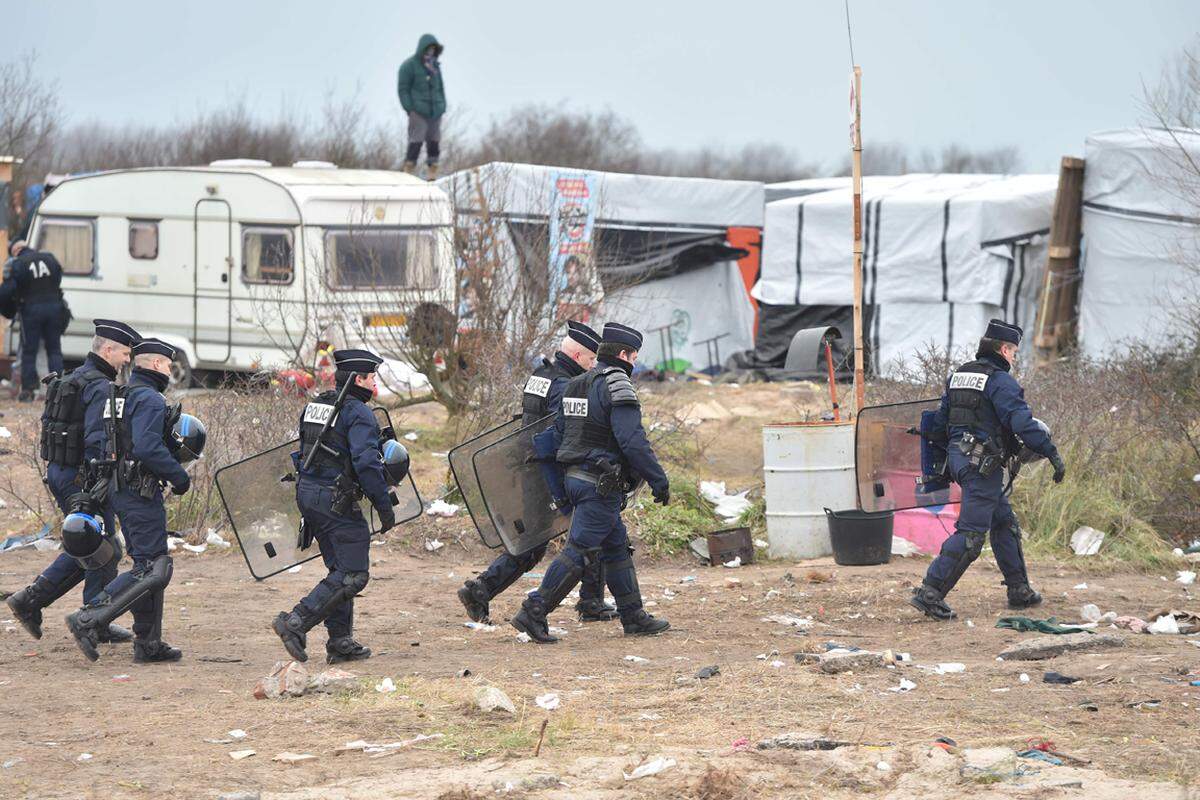 Die Migranten sollen entweder in einem Containerlager in Calais oder in einem von gut 100 Aufnahme- und Orientierungszentren in anderen Regionen untergebracht werden. Betroffen sind nach offiziellen Angaben bis zu 1000 Flüchtlinge, die bisher im südlichen Teil des als "Dschungel von Calais" bekannten Lagers lebten. Hilfsorganisationen gehen aber davon aus, dass sich in dem betroffenen Bereich 3450 Menschen aufhalten.