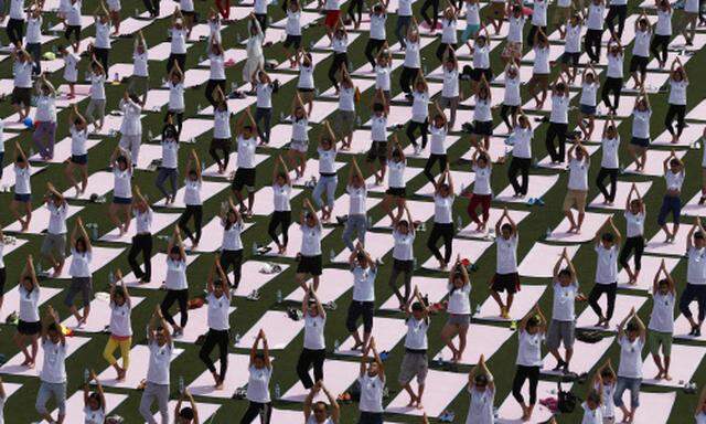 Chinas Bevölkerung ist groß, und die dortigen Konzerne sind ambitioniert. Im Bild: Eine Yoga-Großveranstaltung in Peking.