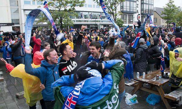 Die Menschen lagen sich in den Armen und feierten den Punktgewinn.