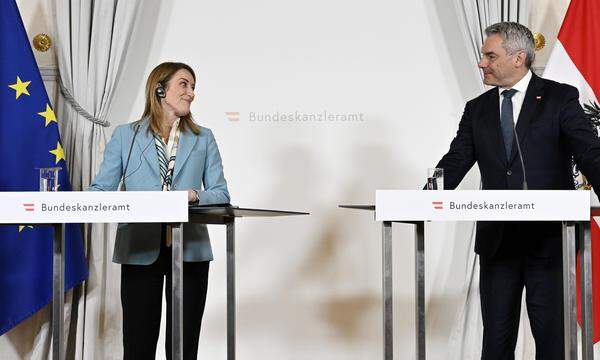 EU-Parlamentspräsidentin Roberta Metsola und Bundeskanzler Karl Nehammer (ÖVP) am Mittwoch im Rahmen einer Pressekonferenz im Bundeskanzleramt in Wien.