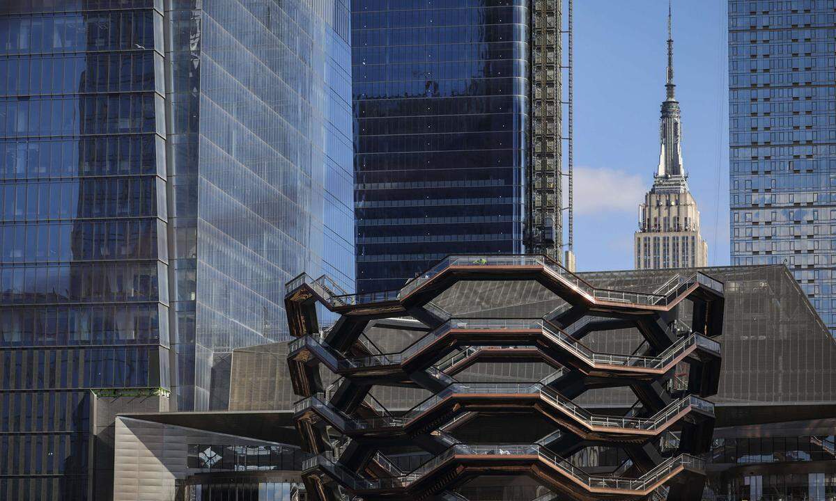 Das Viertel liegt am Hudson River, an der Westseite Manhattans, etwa auf Höhe des Empire State Buildings nahe der zum Park verwandelten Hochbahntrasse High Line. Die Dimensionen sind gewaltig.