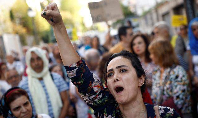 In Madrid haben Frauen aus Solidarität vor der iranischen Botschaft demonstriert.