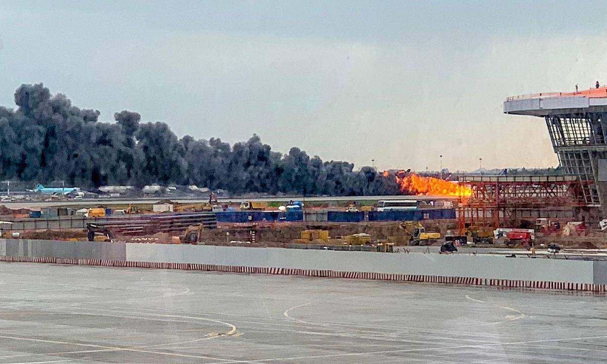 Ein Feuerball landete Sonntagabend auf dem Moskauer Flughafen Scheremetjewo. Bei dem Brand kamen mehr als die Hälfte der 78 Menschen an Bord ums Leben.