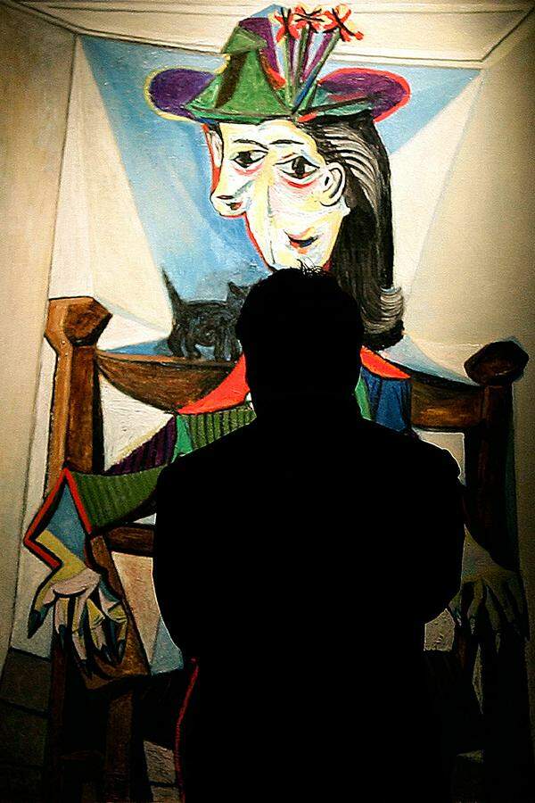 Picassos Werk "Dora Maar mit Katze" stammt aus dem Jahr 1941. Im Auktionshaus Sotheby's in New York wurde es im Mai 2006 um 95,2 Millionen Dollar verkauft. Die kleine schwarze Katze befindet sich über der Schulter von Picassos Muse. Die französische Fotografin und Malerin war auch Geliebte des spanischen Malers.