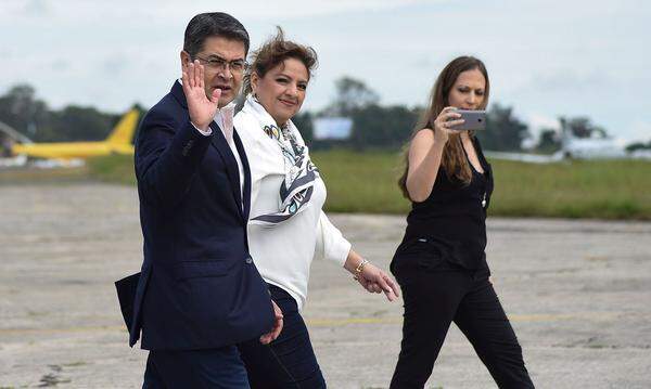 Dahinter folgt Honduras. Hier verdient Präsident Juan Orlando Hernández (im Bild mit seiner Frau Ana García Carías, M.) mit 37.100 Euro neun Mal mehr als der Durchschnittsbürger, der auf 4000 Euro im Jahr kommt. Die schwierige Situation in Honduras ist im Übrigen aktueller Grund für viele Menschen, das mittelamerikanische Land in Richtung USA zu verlassen.