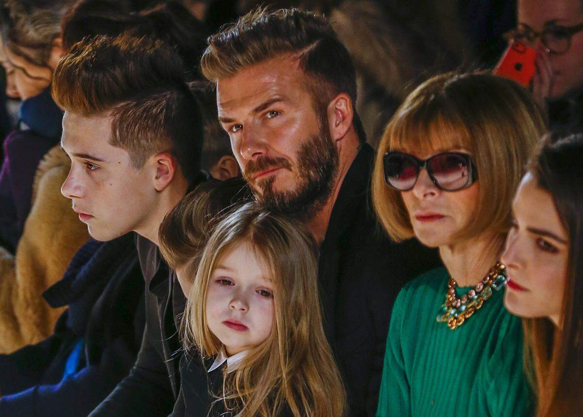 Ein Familienaufgebot herrschte auch bei der Show von Victoria Beckham. Ehemann David Beckham und die vier Kinder Brooklyn, Romeo, Harper und Cruz saßen neben US-Vogue-Chefin Anna Wintour. 