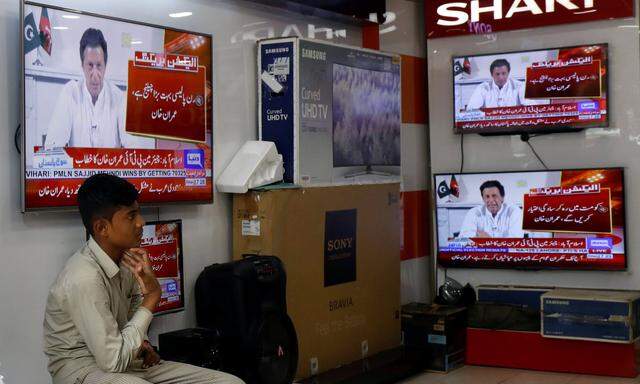 Anhänger und Gegner verfolgten die TV-Ansprache der Sportikone Imran Khan.