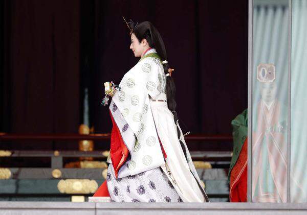 An der Zeremonie nahm seine 55-jährige Frau Kaiserin Masako (im Bild) teil und ...
