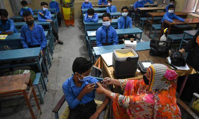  mRNA-Impfstoff könnte bald auch schon bei anderen Krankheiten eingesetzt werden, etwa gegen Malaria oder Aids. Im Bild eine Impfaktion in einer Schule in Pakistan.