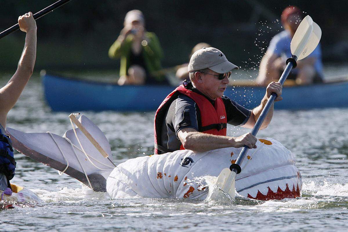 In meinem Kürbis bin ich Kapitän. In Maine fand die alljährliche "Pumpkinboat Regatta" statt. Mit ausghöhlten Kürbissen gingen die Teilnehmer an den Start, in der 'Super-modified'-Klasse sogar mit Elektroantrieb.