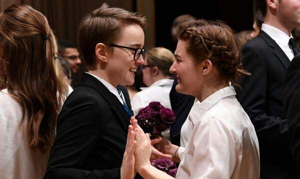 2020 gab es eine Premiere: zwei junge Frauen aus Deutschland tanzten als erstes gleichgeschlechtliches Paar bei der Opernball-Eröffnung. Gleichzeitig war es der letzte Opernball für Staatsoperndirektor Dominique Meyer. Maria Großbauer tat es ihm gleich und gab die Organisation des Opernballs ab. 