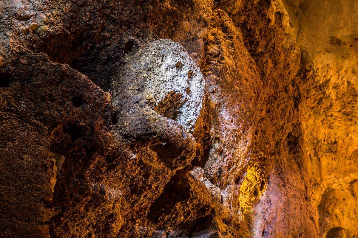 Gefängnis, Begräbnis- oder Kultstätte? Ein Keller mit aus dem Fels gehauenen Köpfen in Cividale (Italien) gibt bis heute Rätsel auf.