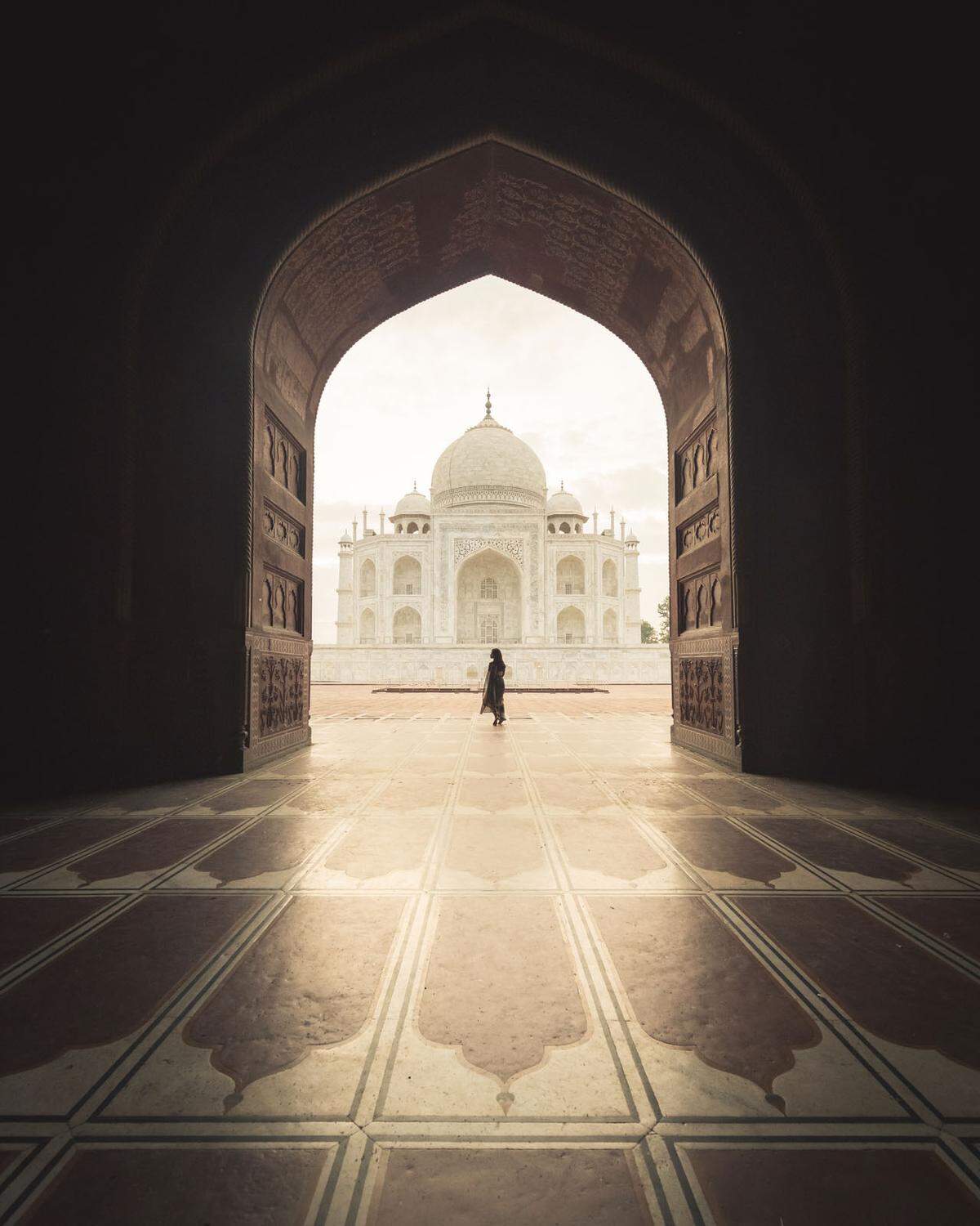 Ein Niederländer in Indien: Das Foto zeigt seine Freundin in einer traditionellen indischen Sari. Sie waren dafür in der Moschee neben dem berühmten Taj Mahal unterwegs.
