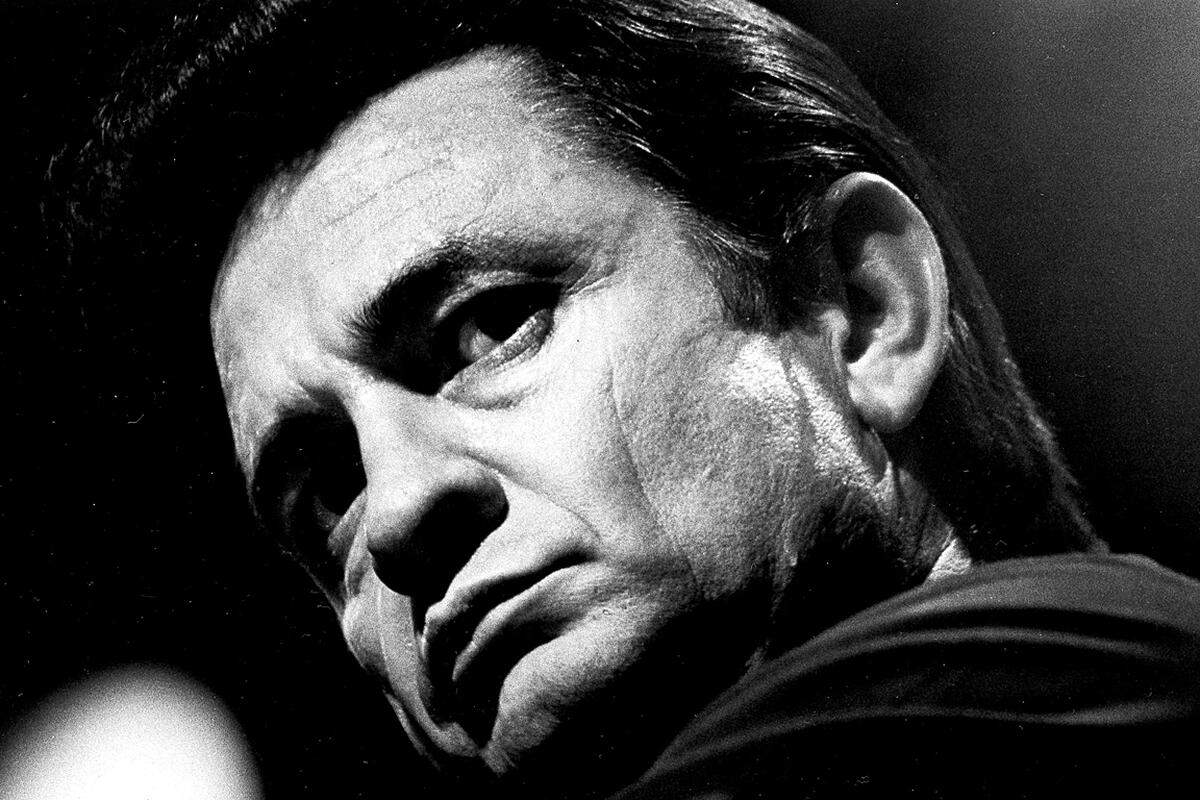 Einer seiner größten und prominentesten Fans war übrigens Johnny Cash. Der Country-Star verehrte Dylan und war von seinen sozialkritischen Texten fasziniert. Bei seinem Konzert im San-Quentin-Gefängnis 1969 nannte Cash den Folk-Sänger "the greatest writer of our time", als den "größten Texter unserer Zeit".