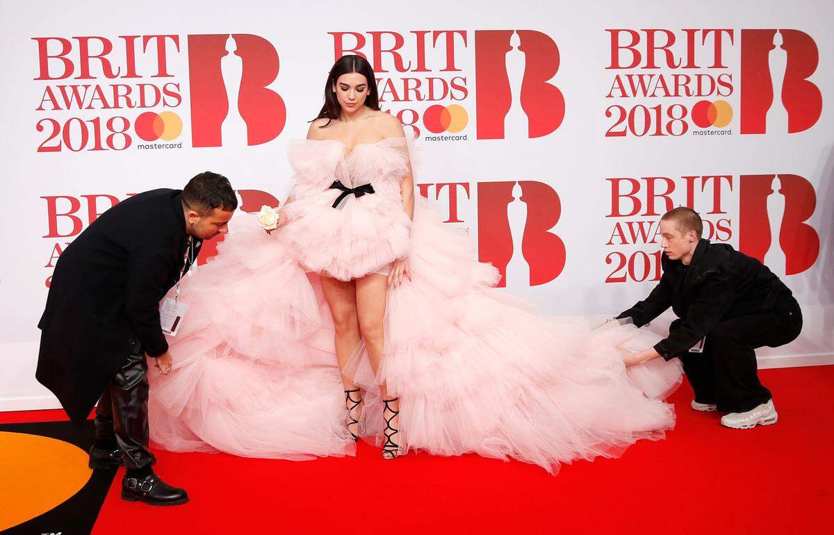 Ihr Schnitt war definitiv besser. Die in fünf Kategorien nominierte Dua Lipa räumte zwei Preise ab - als beste britische Künstlerin und als Breakthrough Artist -, und nahm in Giambattista Valli Couture auch den meisten Platz am Teppich in Anspruch. 