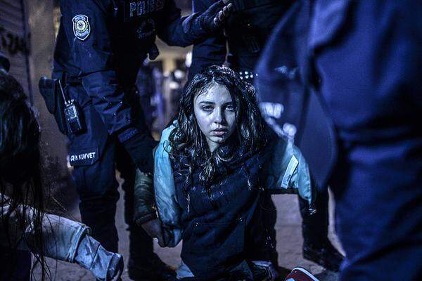 Bulent Kilic, Turkey, Agence France-PresseEin junges Mädchen, dass bei Zusammenstößen zwischen der Polizei und Demonstranten am 12. März in Istanbul verletzt wurde.