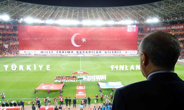 Präsident Erdogan bei einem WM-Qualifikationsspiel der Türkei