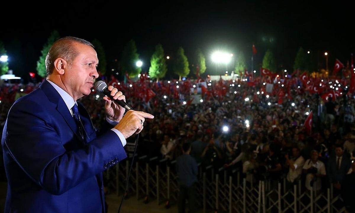 Präsident Erdogan vor Anhängern in der Nacht auf Donnerstag