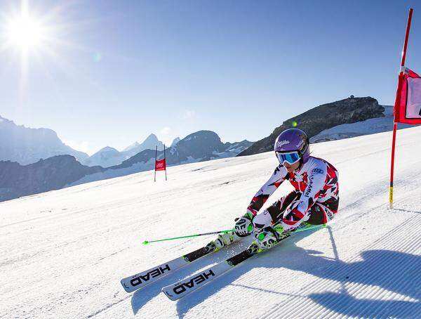 Drei Tage vor dem Weltcupauftakt 2015/16 in Sölden zieht sie sich bei einem Sturz schwere Knieverletzungen zu, Veith verpasst die gesamte Saison. Im April 2016 heiratet sie den Snowboarder Manuel Veith, im August arbeitet sie längst wieder an ihrem Comeback (Bild).