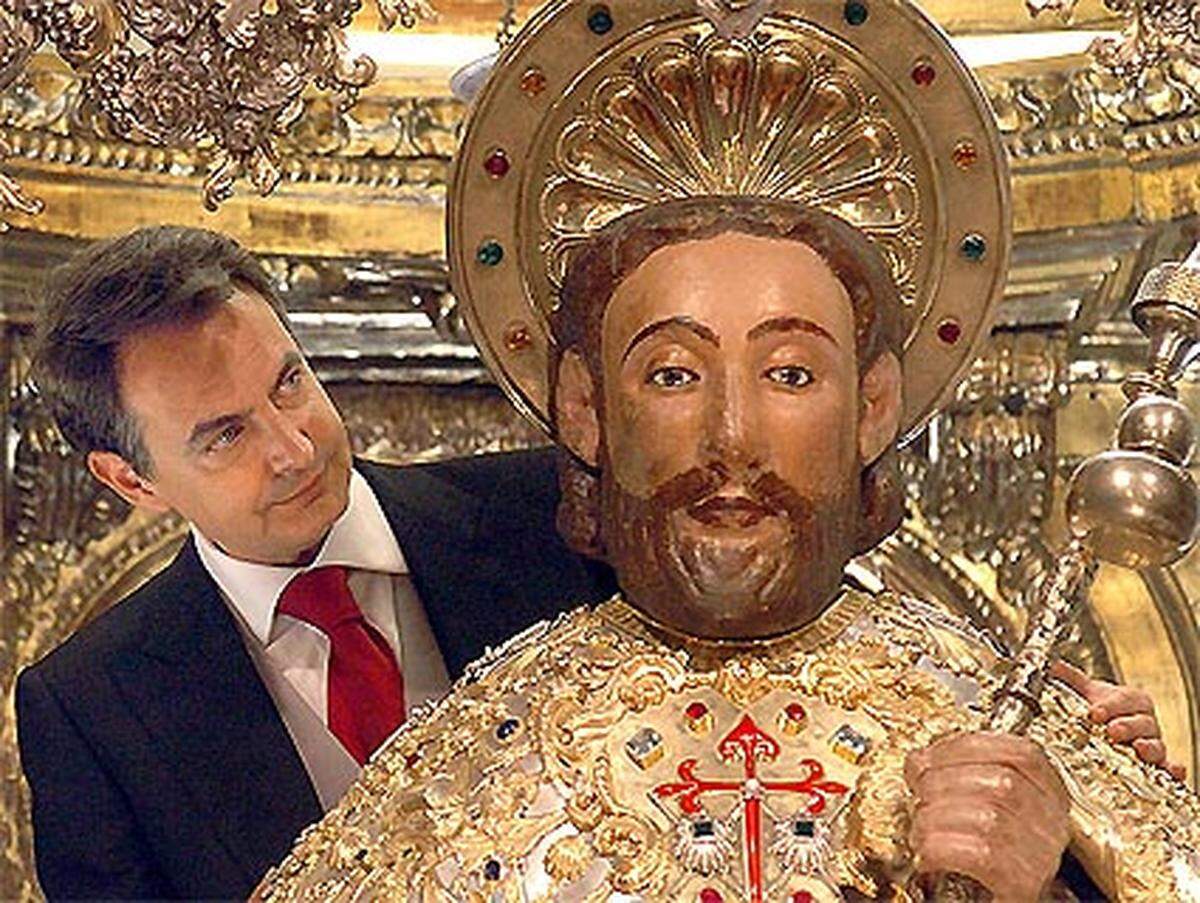 Zu den umstrittensten Maßnahme Zapateros Regierung gehören die inzwischen gescheiterten Friedensverhandlungen mit der baskischen Terror-Organisation ETA und die Einführung der Homo-Ehe. Damit machte sich Zapatero auch die katholische Kirche zum Feind: Die spanische Bischofskonferenz gab für die Wahlen 2008 eine Empfehlung für die Volkspartei ab.