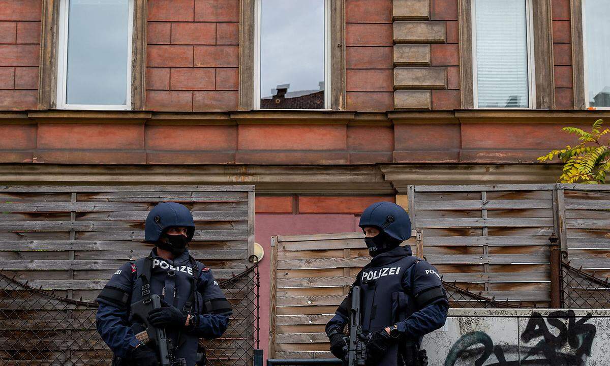 Polizeibeamte im Rahmen einer Hausdurchsuchung , die im Zusammenhang mit dem Anschlag in Wien steht. 