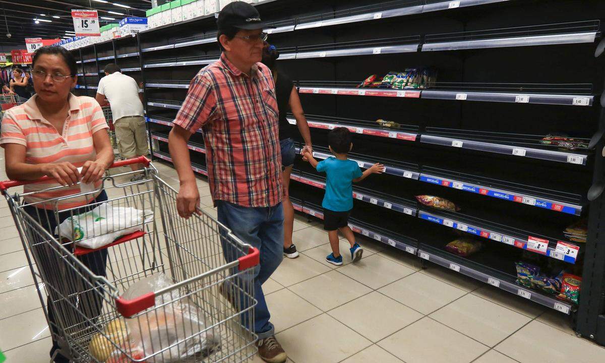 Kuczynski forderte mehr Einsatz gegen den Klimawandel. Er hat bereits angekündigt, dass die rund 30 Flüsse an der Küste stärker kanalisiert werden müssen. Wegen der Flut gibt es Lieferprobleme auch in nicht direkt betroffene Gebiete. Hier in Trujillo können die Supermarkt-Regale nicht aufgefüllt werden.