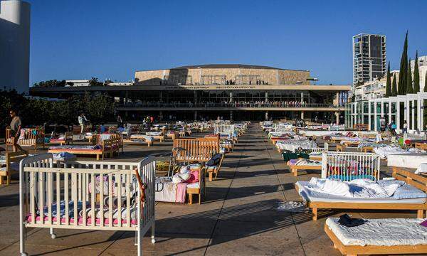 In Tel Aviv sollen leere Betten an die mehr als 240 Geiseln erinnern, die sich noch im Gaza-Streifen befinden. 