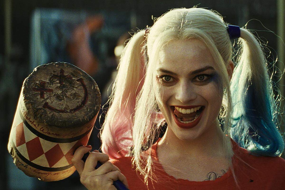 In der Comicverfilmung "Suicide Squad" hat Robbie die Rolle der Harley Quinn übernommen. Die Freundin des Joker spielt in den Comics eher eine Nebenrolle, in dem Blockbuster hingegen rückt sie ins Zentrum. In den USA wurde der Film von der Kritik teils vernichtet. 