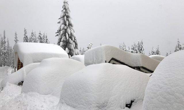 Bis zu ein Meter Neuschnee ist im Salzburger Lungau gefallen.