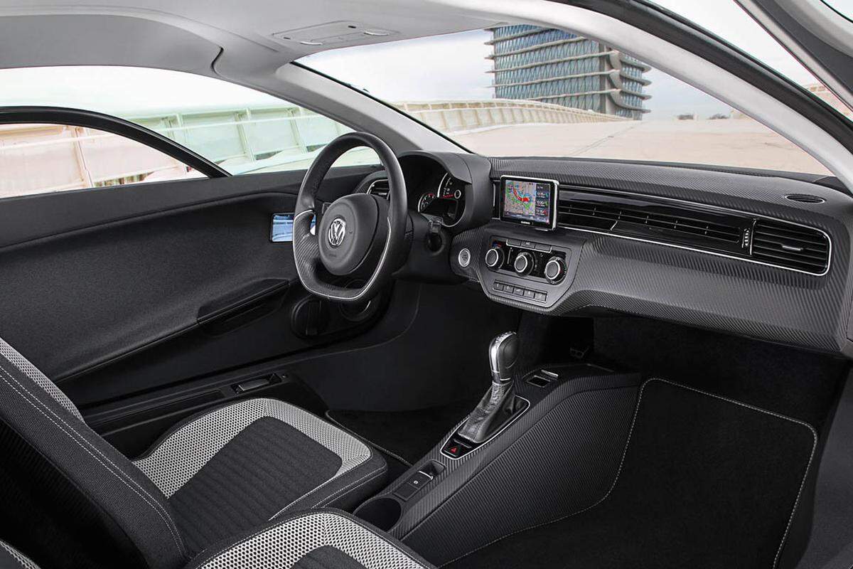 Der XL1 von Volkswagen soll 0,9 l/100 km verbrauchen. Demnach kann der Zweisitzer dank seines Plug-In-Hybridsystems über eine Distanz von bis zu 50 Kilometern rein elektrisch und damit lokal emissionsfrei gefahren werden.