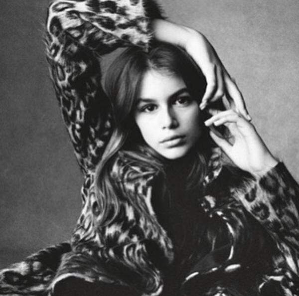 Modelgene und Talent scheint die 16-Jährige zu haben, immerhin stand sie schon für die italienische Vogue vor der Kamera. "Ich glaube jetzt muss ich aufpassen ... ich liebe dieses Bild von Kaia Gerber von Steven Meisel für Vogue Italia", schreibt die stolze Mutter auf Instagram.