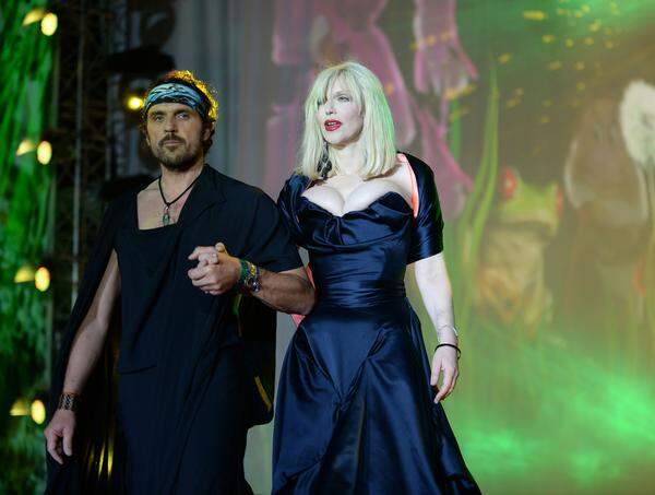 Courtney Love  an der Seite von Vivienne Westwoods  Ehemann Andreas Kronthaler.