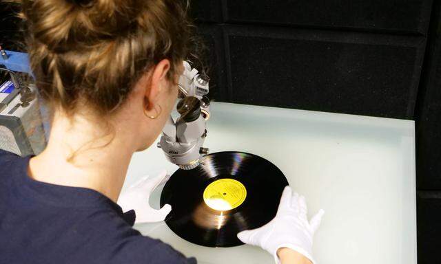 Katrin Abromeit analysiert die Materialien der Audiobriefe etwa unter einem Lichtmikroskop.