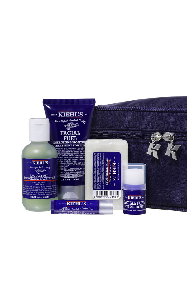 Globetrotter Scott Schumann stellte ein Set mit Produkten von Kiehl’s für unterwegs zusammen.