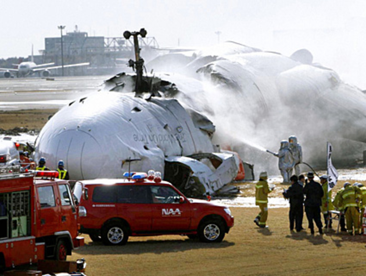 Dabei geriet das Flugzeug sofort lichterloh in Flammen und überschlug sich.