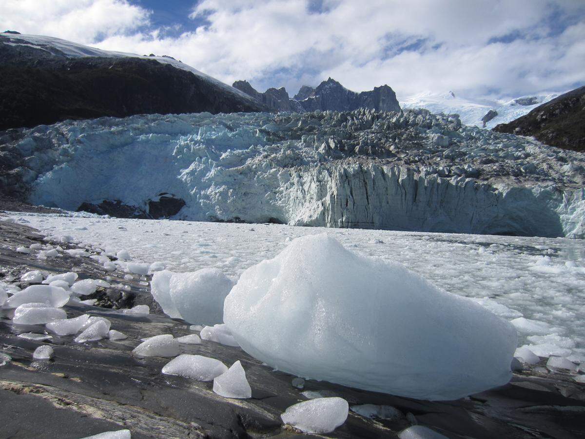 Alle paar Minuten brechen Eisbrocken aus dem Gletscher Pía und schlagen mit Krachen im Kanal ein. Die größten von ihnen erzeugen hohe Wellen, die größere Eisblöcke weit an Land drücken.